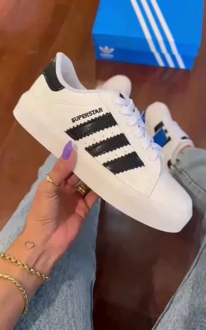 Tênis Adidas Superstar branco e preto