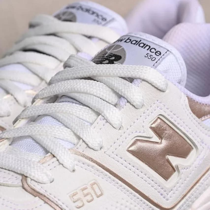 Tênis New Balance 550 branco e dourado, foto 1 de 3