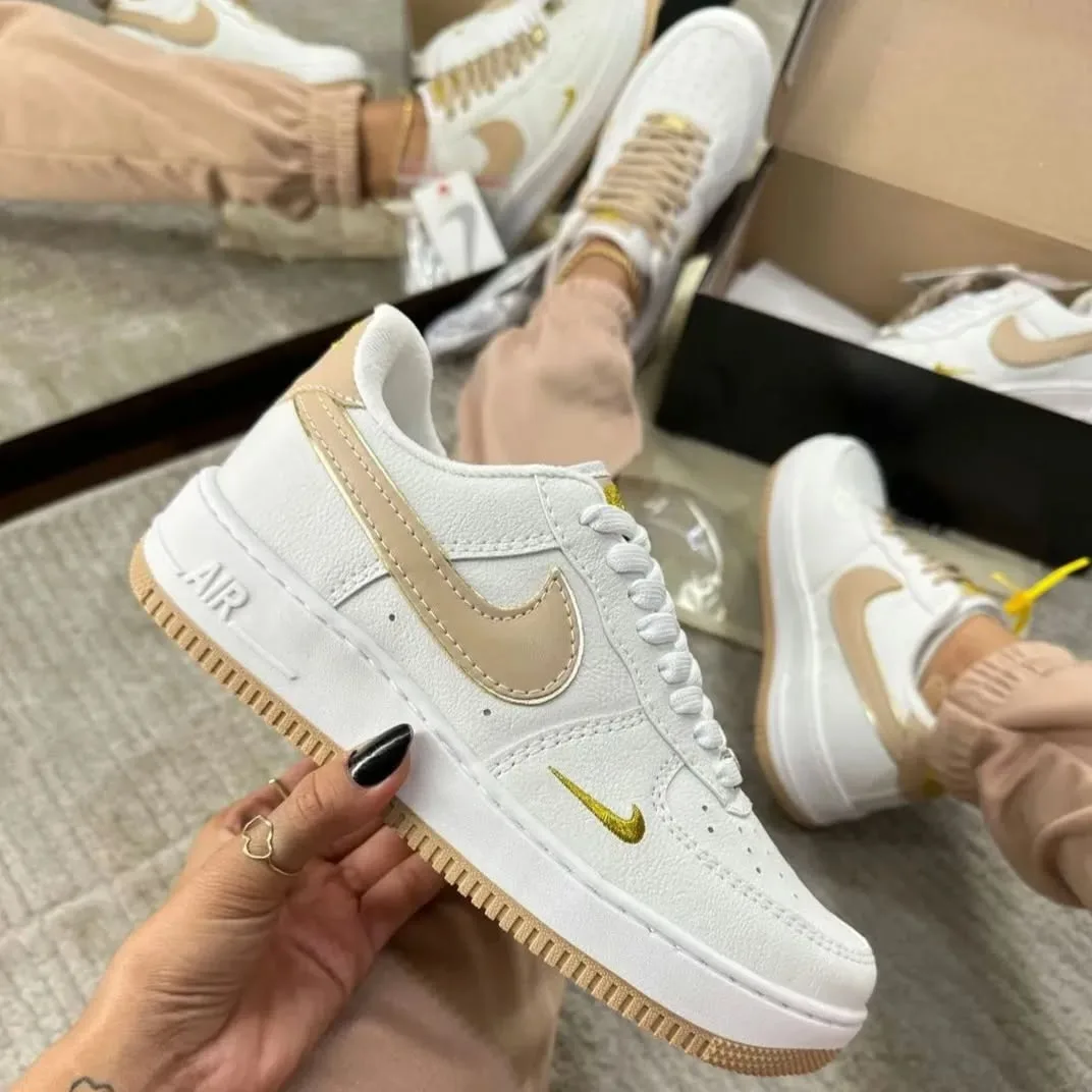 Tênis Nike Air Force 1 branco e bege, foto 1 de 4