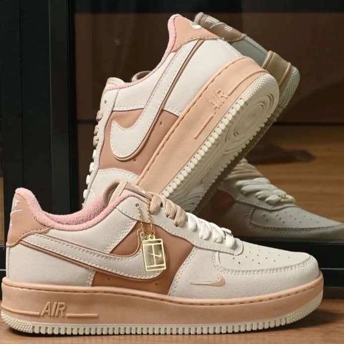 Tênis Nike Air Force 1 off-white e rosé, foto 1 de 2