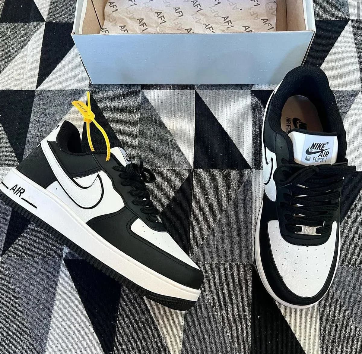 Tênis Nike Air Force 1 preto e branco