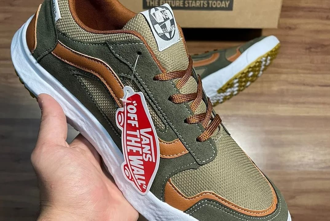 Tênis Vans casual verde e caramelo