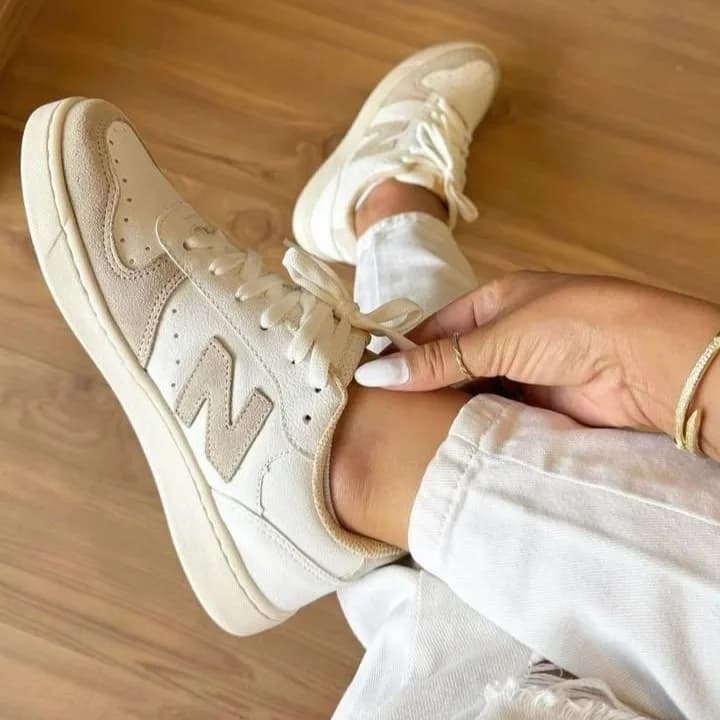 Tênis New Balance branco e areia